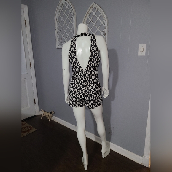 Xtaren Geometric Print Deep Vee Romper Women's Size Medium - Picture 7 of 10